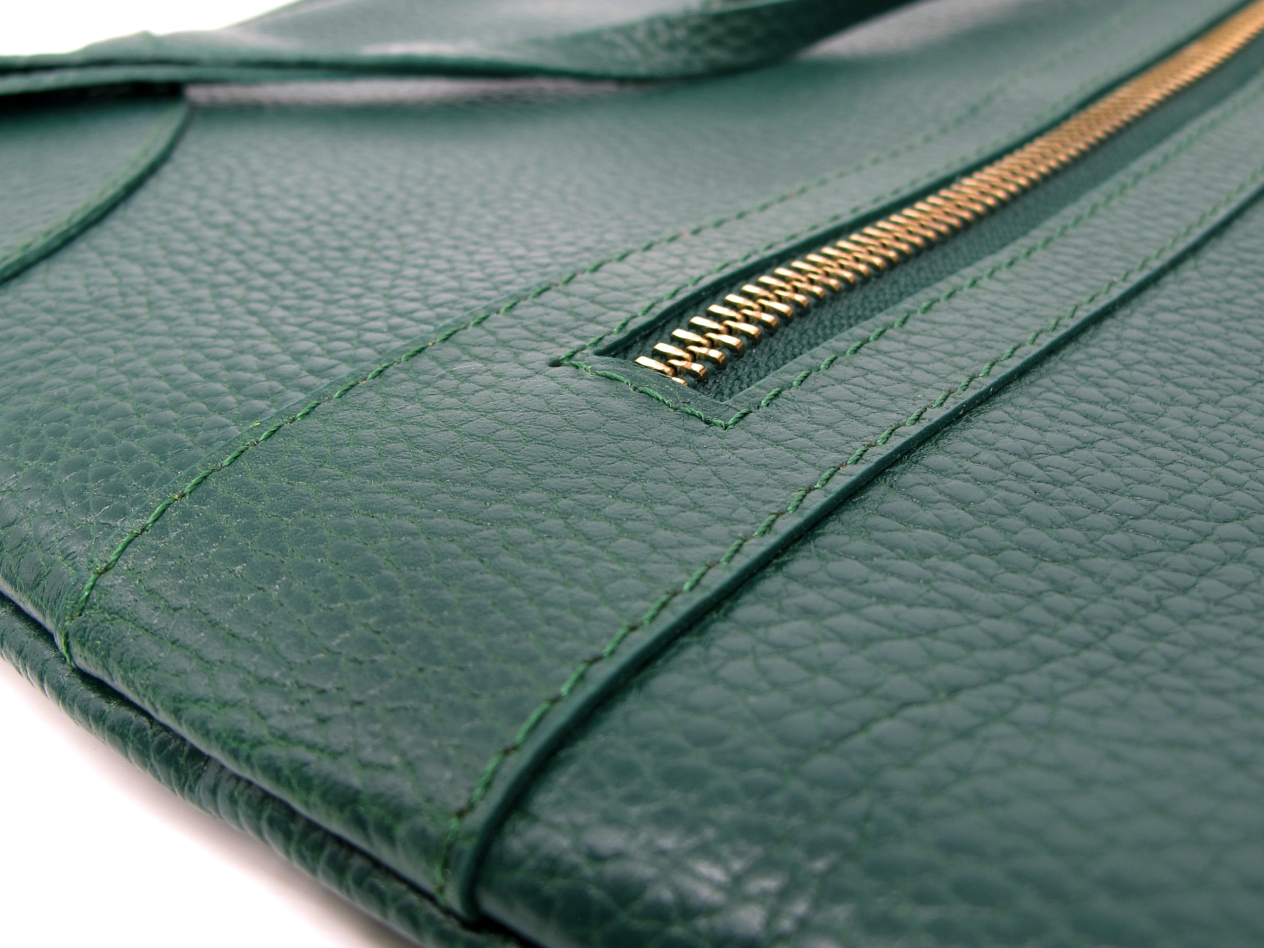 Détail sac et zip doré, collection classic vert cuir grainé