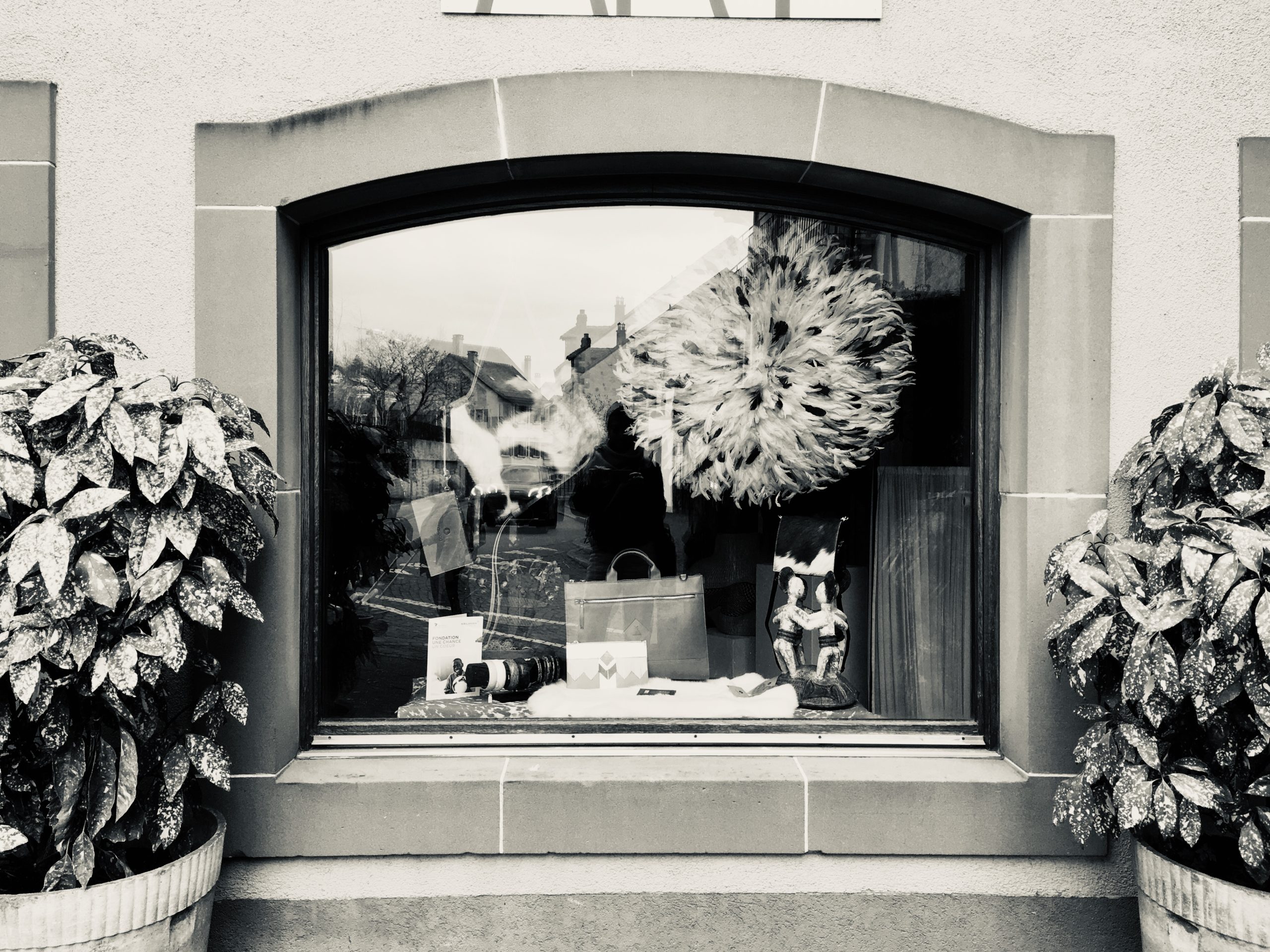 Photo noir et blanc d'une vitrine de la boutique